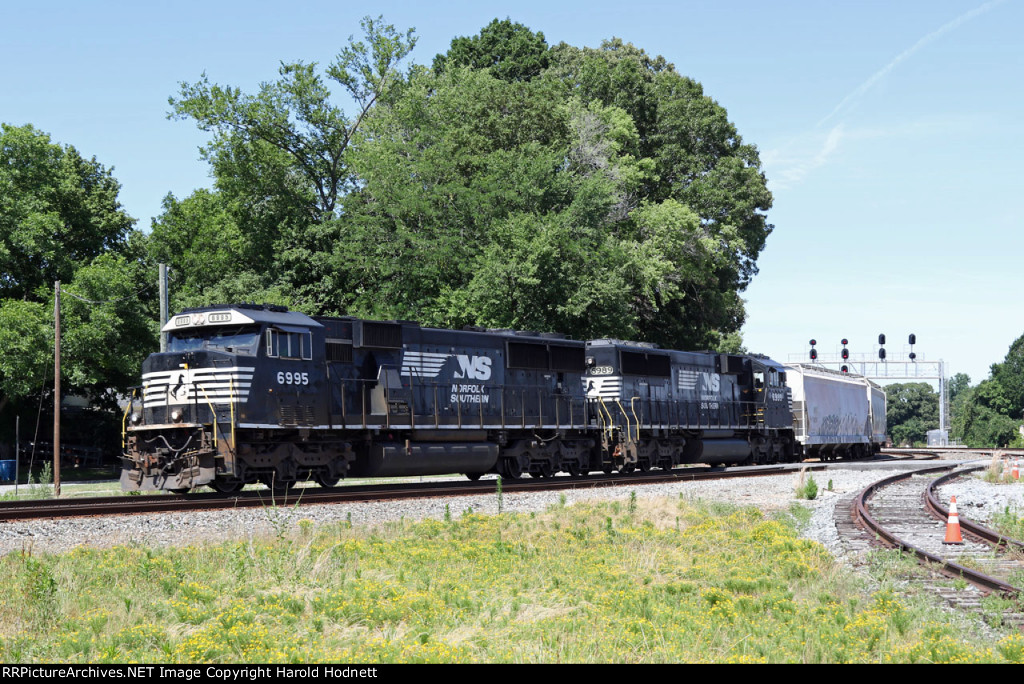 NS 6995 & 6989 lead train P61 westbound